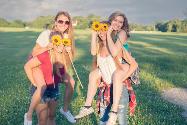 Best Friends Posing in Franklin TN | Senior Photoshoot Moments By T